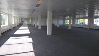 Espace polyvalent loué de 3 051 m² avec 38 emplacements de parking privatifs à vendre le long de la très fréquentée Brusselsesteenweg à Zellik.Loué à...