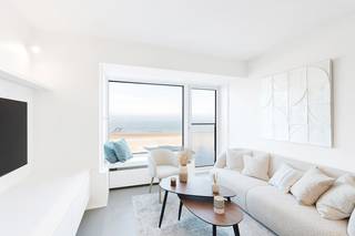 Dit vakantieappartement met prachtig zeezicht werd vernieuwd met oog voor smaak en detail.<br />Gelegen op een topligging te Knokke aan het Albertstrand tussen het Casino en het Rubensplein in de omiddellijke omgeving van winkels, restaurants,...<br /><br />Indeling: inkomhal, afzonderlijk toilet, lichtrijke leefruimte bestaande uit een halfopen keuken (volledig uitgerust), een zitruimte en een eethoek met prachtig zeezicht, afzonderlijke badkamer met inloopdouche en wastafel, gang met ingebouwde praktische bergkasten, ruime slaapkamer met dubbel bed en ingebouwde kasten uitgevend op een terras achteraan, 2e slaapkamer met stapelbed en buitenraam.<br />Nieuwe gaswandketel (condensatie). Gebouw voorzien van een nieuwe lift, voorgevel en ramen.<br />Private kelder en een fietsenstalling in het gebouw.<br /><br />Mooi aanbod voor wie wil genieten van de zee in Knokke-Heist.<br />Info en bezoek bel Andries De Leyn 0472 53 66 09<br /><br /><br /> 