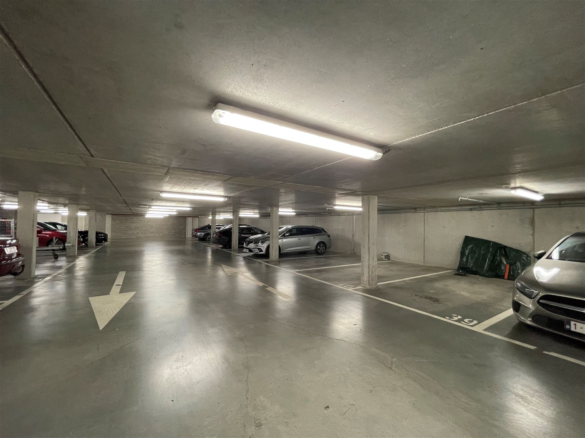 Zes ondergrondse staanplaatsen nabij het centrum! - foto 1