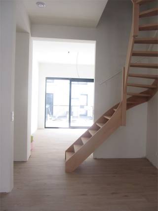 Dit duplex appartement bevindt zich op het gelijkvloers + de 1e verdieping in een kleinschalig gebouw met slechts 4 woonentiteiten met zeer...