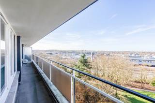 Ontdek dit lichtrijke tweeslaapkamerappartement op de achtste verdieping van het Koningin Fabiolapark (blok II) in Sint-Niklaas. Dankzij de hogere ligging geniet u hier van een <strong>aangenaam uitzicht en een overvloed aan natuurlijk licht.</strong><br /><br />Bij het betreden van het appartement komt u in de inkomhal die toegang biedt tot de <strong>keuken en de ruime leef- en eetruimte</strong>. <br />Vanuit de leefruimte heeft u directe toegang tot het <strong>terras</strong> dat zich over de volledige breedte van het appartement uitstrekt: ideaal om te ontspannen en te genieten van het fantastische uitzicht over de stad. <br /><br />Via de nachthal bereikt u de <strong>twee slaapkamers,</strong> <strong>evenals de badkamer en het afzonderlijke toilet</strong>. De praktische indeling zorgt voor een duidelijke scheiding tussen het leef- en nachtgedeelte wat het wooncomfort alleen maar verhoogt.<br /><br />Dit appartement is een uitstekende keuze voor wie op zoek is naar een <strong>comfortabele woonst of een interessante investering</strong>, gelegen op een centrale locatie met alle voorzieningen binnen handbereik. Op enkele ogenblikken staat u aan het Waasland Shopping Center, het stadscentrum of de E17.<br /><br />Interesse? Contacteer ons voor een bezoek en kom zelf genieten van het adembenemende uitzicht. Bel 0476 21 35 46 of mail naar laurens@claves.be.