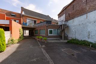 Vous recherchez un local commercial spacieux et économe en énergie, situé dans un endroit facilement accessible ? Alors ce bien commercial situé au 23 Opperstraat à Lochristi constitue une excellente opportunité.<br /><br />Avec une surface utile de 154 m², cet espace commercial offre de nombreuses possibilités pour diverses activités professionnelles. Grâce à son agencement bien pensé, l'espace peut facilement être adapté aux besoins de votre entreprise.<br /><br />Le bien bénéficie d’un label EPC A, gage d’un bâtiment économe en énergie et de faibles coûts énergétiques. De plus, le bâtiment est exempt d’amiante, ce qui vous permet d’investir en toute sérénité dans un commerce tourné vers l’avenir.<br /><br />Les deux places de parking privatives constituent un atout supplémentaire, représentant une valeur ajoutée importante tant pour vous que pour vos clients ou vos collaborateurs.<br /><br />Atouts :<br /><br />Local commercial de 154 m²<br />Prix demandé : 267 490 €<br />PEP A – économe en énergie<br />Sans amiante<br />2 places de parking privatives<br />Adapté à diverses activités commerciales ou professionnelles<br />Facilement accessible et stratégiquement situé à Lochristi<br /><br />Ce local commercial polyvalent vous intéresse ? N’hésitez pas à nous contacter pour obtenir plus d’informations ou organiser une visite sur place.