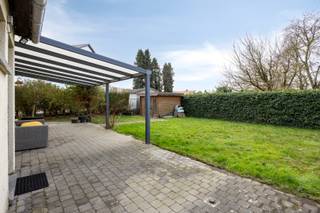 Deze open bebouwing is gelegen in een rustige en aangename woonbuurt in Vreren aan het einde van een doodlopende straat, met winkels en school op korte afstand.<br />De woning beschikt over een mooie tuin met ruim terras, westelijk georiënteerd, ideaal om te genieten van de namiddag- en avondzon. <br /><br />INDELING: <br />x inkomhal met gastentoilet en vestiaire; <br />x gezellige woonkamer met pelletkachel en grote ramen naar voor- en achtertuin; <br />x goed ingerichte keuken; <br />x naastgelegen berging-wasplaats met buitendeur; <br />x garage met automatische poort en CV-installatie.<br /><br />Op de verdieping: <br />x 3 slaapkamers; <br />x badkamer met grote douche, lavabomeubel en toilet; <br />x de zolder is bereikbaar via een luik.<br /><br />Achter de woning een ruim terras, deels overdekt en een groen omheinde tuin met tuinberging.<br /><br />De huidige EPC-score E kan eenvoudig worden verbeterd naar een EPC-score C door het plaatsen van bijkomende isolatie op de zoldervloer!<br /><br />INTERESSE? Maak dan telefonisch een afspraak voor bezichtiging op het nummer 012 23 00 23 of mail uw vragen aan roland@immo-leroi.be.