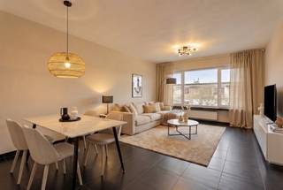 <p><span>Instapklaar hoekappartement met zuid terras en garagebox op gunstige locatie</span></p><p><span> </span></p><p><span>Dit instapklare appartement is gunstig gelegen op aan de Acht Eeuwenlaan in Edegem, een gegeerde en residentiële buurt met een vlotte bereikbaarheid. Winkels, scholen, openbaar vervoer, Domein Hof ter Linden en belangrijke invalswegen bevinden zich in de nabije omgeving. De combinatie van rust en bereikbaarheid maakt deze locatie ideaal voor zowel eigen bewoning als investering.</span></p><p><span> </span></p><p><span>INDELING</span></p><p><span>Het appartement heeft een bewoonbare oppervlakte van 87 m², is gelegen op de bovenste verdieping en werd in 2012 gerenoveerd. </span></p><p><span>Je komt binnen in een ruime inkomhal voorzien van een gastentoilet. De ruime leefruimte is licht en stil dankzij de hoeklocatie. Aansluitend ligt de goed uitgeruste keuken die desgewenst kan opengemaakt worden. Verder beschikt het appartement over twee volwaardige slaapkamers en een badkamer met bad/douchecombinatie. Via beide kamers is er toegang tot het zuid gericht terras aan de achterzijde.</span></p><p><span> </span></p><p><span>Momenteel is het appartement verhuurd aan 850€ per maand + 50€ kosten. De extra ruime en hoge garagebox is groot genoeg voor het plaatsen van een camionette en kan aangekocht worden voor 30.000€.</span></p><p><span>De gemeenschappelijke kosten bedragen €110.</span></p><p><span> </span></p><p><span>BIJZONDERHEDEN</span></p><p><span>- verzorgd en instapklaar appartement</span></p><p><span>- eigen nutsvoorzieningen (water en gas)</span></p><p><span>- lage maandelijkse lasten</span></p><p><span>- dak conform geïsoleerd</span></p><p><span>- geschikt als investering of eigen bewoning</span></p><p><span> </span></p><p><span> </span></p><p><span> </span></p><p><span> </span></p>