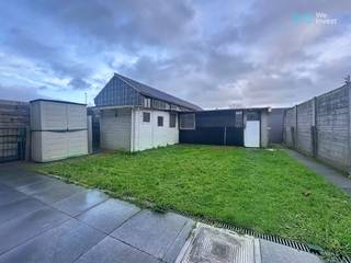 Op zoek naar een woning met ruimte, karakter én mogelijkheden? Dan is dit misschien wel jouw ideale project!<br /><br />Met een bewoonbare oppervlakte van maar liefst 181 m² krijg je voldoende plek om een thuis te maken voor het hele gezin. Een stevige basis is er al, en de rest? Die kan je helemaal naar je eigen smaak upgraden.<br /><br />Op het gelijkvloers kom je binnen in de inkomhal met apart toilet. De leefruimte biedt plaats voor een gezellige zit- en eethoek met zicht op de tuin. De keuken sluit mooi aan bij zowel de leefruimte als de garage. <br /><br />Boven vind je vier kamers – ideaal voor wie naast voldoende slaapkamers ook nood heeft aan een werk-, speel- of hobbykamer. Daarnaast is er een badkamer en een handige berging. Veel spullen? Geen probleem, de grote bergzolder zorgt voor verrassend veel stockageruimte.<br /><br />Buiten wacht een knusse tuin waar je in alle rust kan genieten, en met de inpandige garage zit je ook qua praktisch comfort helemaal goed. Ook voor de tweede wagen is er plek, want voor de garage is nog een oprit voorzien.<br /><br />De woning heeft een EPC-label C. Ze is toe aan modernisering, maar precies dat maakt ze zo interessant: hier kan je iets moois van maken!<br />Perfect voor wie niet bang is om de handen uit de mouwen te steken en zijn eigen stijl wil doortrekken.<br /><br />Momenteel is de woning verhuurd aan een zeer correcte huurder. Voor eigen bewoning kan de huur worden opgezegd mits het respecteren van de wettelijke opzegtermijn.<br /><br />Kom de mogelijkheden ontdekken tijdens een bezoek!