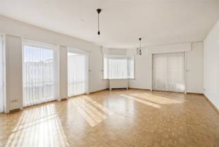 <p>Dit lichtrijke appartement ligt op slechts 1 minuut wandelen van het centrum van Aalter, maar geniet tegelijk van een rustige ligging.</p><p>Gelegen op de tweede verdieping omvat het appartement een ruime en lichtrijke woonkamer met eetplaats, een geïnstalleerde keuken met gezellige ontbijthoek en aansluitend balkon, 2 volwaardige slaapkamers, een badkamer met nieuwe douche (nog te plaatsen), apart toileten een praktische berging.</p><p>Daarnaast beschikt u over een ondergrondse garage met elektrische poort, aan te kopen voor €25.000, evenals een private kelderberging. <br />Bovendien bestaat de mogelijkheid om een tweede autostaanplaats bij aan te kopen voor €20.000.</p><p>Dankzij de zuidwestoriëntatie geniet u van veel licht en een aangename woonomgeving.</p><p>Ideaal als eigen woonst of als interessante investering.</p><p><strong>Troeven:</strong><br />•    Op wandelafstand van het centrum<br />•    Rustige ligging<br />•    2 slaapkamers<br />•    Balkon<br />•    Mogelijk tot aankopen van garage en autostaanplaats<br />•    Private kelderberging<br />•    Zuidwestoriëntatie<br />•    Interessant als investering</p><p><strong>PRAKTISCHE INFO:</strong></p><p>•    EPC label C | 245 kWh/m² jaar<br />•    Stedenbouwkundige inlichtingen: Vg | Wg - Ag | Gmo | Gvkr | Gvv<br />•    De bovenvermelde bewoonbare oppervlakte betreft de bruto oppervlakte zoals vermeld in het EPC-attest.</p><p>Extra info of een bezoek? Bel Simon op 0499 99 49 17 of simon@heritagevastgoed.be<br /> </p>
