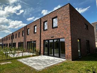 <p><strong>Zo goed als nieuwe BEN-woning met ruime living, 3 slaapkamers, mooie tuin en carport gelegen op een rustige, doch centrale ligging te Turnhout. EPB: E -15 , Elektriciteit conform.<br /><br />Woning 2 is een gesloten bebouwing met een bruto bewoonbare oppervlakte van 138 m². De woning beschikt over drie slaapkamers, woonkamer met open leefkeuken, berging, toilet, badkamer met ligbad, douche, dubbel lavabomeubel en toilet. Daarnaast is er een tuin met fietsenberging en privé-autostaanplaats onder carport.</strong><strong><span></span></strong></p>
<p><strong><span>Ligging:</span></strong><br /><span>Op een rustige en kindvriendelijke ligging in het nieuwe woonproject </span><strong><span>Elysis</span></strong><span> te Turnhout bevindt zich deze moderne nieuwbouwwoning in gesloten bebouwing. </span></p>
<p><strong><span>Indeling:</span></strong><span> inkomhal, toilet, woonkamer, open keuken, berging, drie slaapkamers, badkamer, private tuin en carport.</span></p>
<p><strong><span>Omschrijving:</span></strong><br /><span>Via de inkomhal betreedt u deze aangename gezinswoning. De inkomhal geeft toegang tot de lichtrijke leefruimte en het afzonderlijke gastentoilet en berging.</span></p>
<p><span>De woonkamer vormt samen met de open keuken het gezellige hart van de woning. Dankzij de ruime raampartijen geniet de leefruimte van een overvloed aan natuurlijke lichtinval en ontstaat er een mooie verbinding met de private tuin. De volledig ingerichte keuken sluit naadloos aan op de eet- en leefruimte en vormt een praktische en gezellige plek voor het dagelijkse gezinsleven.</span></p>
<p><span>Naast de woonkamer bevindt zich een praktische berging, ideaal voor extra opslag en voorzien van de nodige aansluitingen voor wasmachine en droogkast.</span></p>
<p><span>Op de verdieping bevinden zich </span><strong><span>drie volwaardige slaapkamers</span></strong><span> en een stijlvolle badkamer. De badkamer wordt uitgerust met een ligbad, aparte douche, dubbel lavabomeubel en toilet. De slaapkamers bieden voldoende ruimte en comfort voor een gezin, thuiswerkplek of hobbyruimte.</span></p>
<p><span>Achteraan beschikt de woning over een </span><strong><span>private tuin</span></strong><span>, die rechtstreeks aansluit op de leefruimte. Hier geniet u in alle rust van het buitenleven, terwijl de autoluwe en groene omgeving zorgt voor een aangename woonbeleving.</span></p>
<p><span>Ook op vlak van duurzaamheid scoort deze woning uitstekend. De woning </span><span>haalt een maximaal </span><strong><span>E-peil 10</span></strong><span>. De woning is uitgerust met een </span><strong><span>lucht-water warmtepomp, vloerverwarming en zonnepanelen</span></strong><span>. Daarnaast wordt regenwater gerecupereerd voor onder meer toiletspoeling en de buitenkraan. Dit resulteert in een bijzonder energiezuinige en toekomstgerichte woning met een aangenaam wooncomfort.</span></p>
<p><strong><span>Extra troeven:</span></strong></p>
<ul>
<li><span>Nieuwbouw in een rustige en autoluwe woonomgeving.</span></li>
<li><span>Gesloten bebouwing met een praktische en hedendaagse indeling.</span></li>
<li><span>Drie volwaardige slaapkamers.</span></li>
<li><span>Private tuin.</span></li>
<li>Carport</li>
<li><span>BEN-woning met maximaal E-peil 10.</span></li>
<li><span>Lucht-water warmtepomp en vloerverwarming.</span></li>
<li><span>Zonnepanelen.</span></li>
<li><span>Regenwaterrecuperatie.</span></li>
<li><span>Kindvriendelijke omgeving met veel openbaar groen.</span></li>
<li><span>Winkels, scholen en lokale voorzieningen op wandelafstand.</span></li>
</ul>
Verkoop onder BTW-stelsel. ( 12% registratie op grondaandeel, 21% BTW op constructieaandeel )<br />
<p></p>
<p><strong><br /><br /></strong></p>