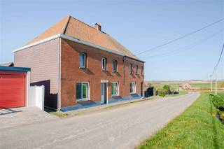 <p><span>VELAINES - Bent u op zoek naar een landelijk gelegen dubbele woning met enorm potentieel?</span></p><p><span>Dan is dit pand misschien wel iets voor u!</span></p><p><span> </span></p><p><span>De belangrijkste kenmerken in een notendop:</span></p><ul><li><span>Uiterst landelijke en rustige ligging net buiten het centrum van Velaines.</span></li><li><span>Centraal gelegen tussen Ronse, Doornik, Avelgem en Ath</span></li><li><span>Vlotte bereikbaarheid naar de E429 (Brussel - Rijsel)</span></li><li><span>Dubbele woning - oorspronkelijk 2 woningen </span></li><li><span>Zeer ruime zolder met enorm potentieel </span></li><li><span>Gezellige Zuid gerichte patio</span></li><li><span>Ruime garage en bijgebouwen</span></li><li><span>Leuke Zuid-Westgerichte tuin </span></li><li><span>Elektriciteit conform - IBA aanwezig</span></li><li><span>Kelders aanwezig</span></li><li><span>Richtprijs €369.000 </span></li></ul><p><span> </span></p><p><span>Zo ziet de woning er uit: </span></p><p><span>Op het gelijkvloers vinden we de gezellige leefruimte. De keuken voorzien van alle toestellen met zicht op de patio. De badkamer/wasplaats met ligbad combi douche en enkele wastafel, apart toilet. De tweede leefruimte met grote leefkeuken met zicht op de patio en de tuin. Een apart toilet. De bijgebouwen met zolder en toegang naar de verschillende kelders. Op de verdieping vinden we een 6-tal grote en kleinere slaapkamers, een extra badkamer voorzien van een ligbad en enkele wastafel. Toegang naar de zolder over de beide huizen met enorm potentieel voor extra kamers, hobbyruimte, grote studio... </span></p><p><span>De zeer gezellige Zuid-gerichte patio met overdekt terras en de grote Zuid-West-gerichte tuin met prachtig zicht op de heuvels en vlaktes van de Pays des Collines met tuinhuis, pergola en BBQ. De garage en extra buitenstaanplaatsen</span></p><p><span> </span></p><p><span>Belangrijk: Bepaalde visualisaties zijn louter indicatief en dienen enkel als inspiratie. De afbeeldingen houden geen rekening met stedenbouwkundige voorschriften, bouwvergunningen of wettelijke beperkingen.</span></p><p><span> </span></p><p><span> </span></p><p><span> </span></p><p><span> </span></p><p><span> </span></p>