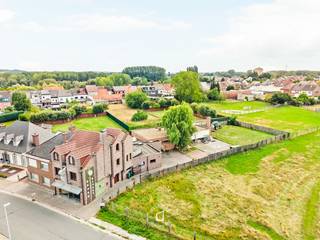 Deze <strong>ruime en veelzijdige handelswoning incl. 2 garages</strong>, met een<strong> totale opp. van circa 300 m²</strong> is strategisch gelegen op wandelafstand van winkels, scholen en het openbaar vervoer. Het pand deed voorheen dienst als bakkerij en biedt door zijn royale indeling buitengewoon veel potentieel voor wie<strong> wonen wil combineren met een handels- of zelfstandige activiteit,</strong> of voor wie op zoek is naar een uitzonderlijk<strong> ruime gezinswoning op een perceel van 651 m². Het gelijkvloers</strong> is praktisch ingericht en omvat een inkomhal, een voormalige winkelruimte van ca. 32 m², een extra polyvalente ruimte, een ruim atelier, een toilet en een bijkomende berging. De riante garage biedt plaats aan twee wagens en leidt via een handige doorgang naar het terras en de tuin achteraan het gebouw, waar tevens extra parkeermogelijkheden zijn. <strong>Op de eerste verdieping </strong>bevindt zich het woongedeelte met <strong>een eigen inkomhal,</strong> met een gezellige leefruimte, een keuken, een wasplaats en een afzonderlijk toilet. <strong>De tweede verdieping </strong>telt drie volwaardige slaapkamers en een badkamer. Via een vaste trap is er bovendien toegang tot een ruime zolder die extra uitbreidingskansen biedt. Het pand heeft een stevige basis uit 1990 met een pannendak, houten buitenschrijnwerk met dubbele beglazing en verwarming via accumulatie gecombineerd met airconditioning. Droomt u ervan om dit pand uitsluitend als royale gezinswoning te benutten? De mogelijkheden zijn er! Het staat de koper volledig vrij om op eigen initiatief en op eigen kosten bij de bevoegde instanties te onderzoeken of een bestemmingswijziging naar volledige woonwoonfunctie haalbaar is en hiervoor de nodige aanvraag in te dienen.<strong> EPC LABEL C EN D. </strong>