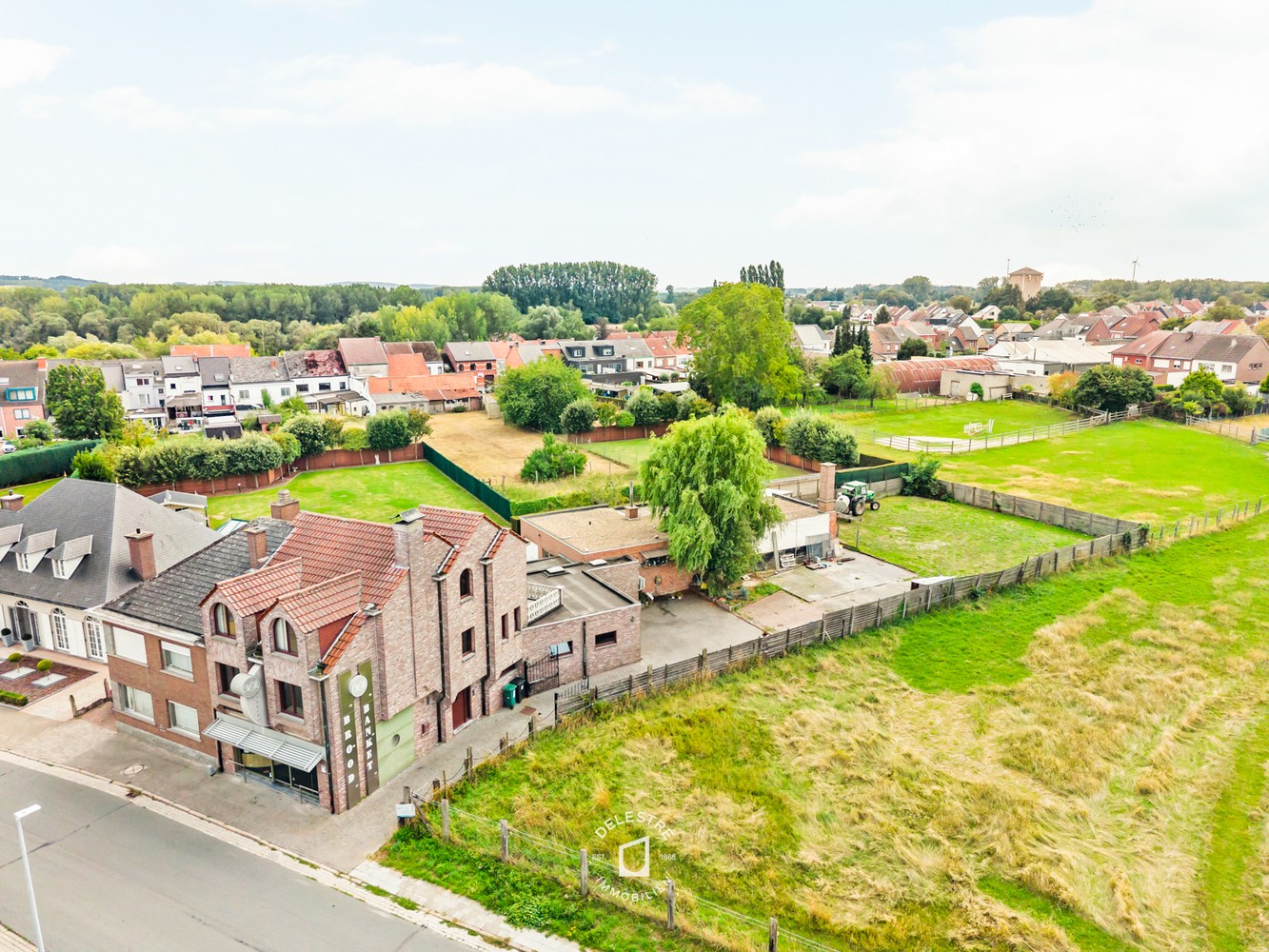 Uitzonderlijk ruime (handels) woning (300 m²) met atelier, dubbele garage en diepe tuin in Denderleeuw - foto 2