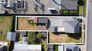 <p><span>Ontdek deze ruime halfopen woning met aanpalende bouwgrond, gelegen in de Machelenstraat 68 te Petegem-aan-de-Leie.</span></p><p><span>Met een bruto bewoonbare oppervlakte van 151 m² en een mooi perceel van maar liefst 735 m² biedt deze woning volop ruimte, zowel binnen als buiten. Dankzij de ruime tuin, oprit en afzonderlijke garage is dit een ideale woning voor wie op zoek is naar een pand met potentieel. Naast de woning ligt een perceel bouwgrond van 235 m² dat gebruikt kan worden als tuin of toekomstig potentieel.</span></p><p><span>Sinds 2016 werden reeds verschillende verbeteringswerken uitgevoerd. Zo werd het dak geïsoleerd en werden de dakpannen vernieuwd. Daarnaast werd de woning voorzien van hoogrendementsbeglazing in PVC, een nieuwe voordeur en een sectionale poort in de garage.</span></p><p><span>INDELING:</span></p><p><span>Gelijkvloers: Inkomhal - leefruimte - keuken - berging - veranda - toilet - wasplaats/technische ruimte<br />Eerste verdieping: 3 ruime slaapkamers - badkamer met douche en lavabo<br />Tweede verdieping: Onafgewerkte zolderverdieping, momenteel toegankelijk via een zolderluik. Mits de nodige afwerking kan deze ruimte bijvoorbeeld ingericht worden als extra slaapkamer, hobbyruimte of bureauruimte.</span></p><h3><span>TROEVEN:</span></h3><ul><li><span>Ruim perceel van 735 m²</span></li><li><span>Halfopen bebouwing met veel mogelijkheden</span></li><li><span>Ruime Zuidgerichte tuin (zowel naast als achter de woning) met afzonderlijke garage en sectionaalpoort</span></li><li><span>3 ruime slaapkamers en zolderverdieping met uitbreidingsmogelijkheden</span></li><li><span>Hoogrendementsbeglazing - geïsoleerd dak - centrale verwarming op gas via condenserende gasketel</span></li></ul><ul><li><span>Asbestveilig met 1 asbestmateriaal dat zorgvuldig beheerd dient te worden (elektriciteitskast)</span></li></ul><ul><li><span>Interessant renovatie- en afwerkingspotentieel</span></li></ul><h3><span>INFO:</span></h3><ul><li><span>EPC: 410 kWh/m²/jaar label E</span></li><li><span>Stedenbouwkundige informatie: Vg | Wg | Gmo | Gvkr | Gvv</span></li><li><span>Watertoets: perceelscore C | gebouwscore A</span></li><li><span>De vermelde bewoonbare oppervlakte betreft de bruto oppervlakte zoals vermeld in het EPC-attest.</span></li><li><span>Deze woning is onderhevig aan de renovatieverplichting opgelegd door de Vlaamse Overheid. Voor meer informatie verwijzen wij naar de website van het Vlaams Energie- en Klimaatagentschap.</span></li></ul><p><span> </span></p><p><span>Meer informatie of een bezoek?<br />Contacteer Ellen via 0474 86 04 52 of <span>ellen@heritagevastgoed.be</span></span></p><p><span> </span></p><p><span> </span></p>