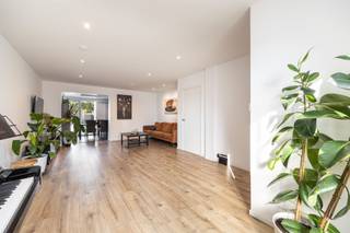 <p><span>Instapklare gezinswoning met drie slaapkamers in Mechelen</span></p><p><span> </span></p><p><span>Deze leuke gezinswoning werd de laatste jaren volledig gerenoveerd met een nieuw dak (2023), conforme elektriciteit (2025) en nieuwe ramen met driedubbele beglazing. Gelegen aan de Oude Antwerpsebaan geniet de woning van een uitstekende locatie. Winkels, scholen, apotheek en sportvelden zijn allemaal op wandelafstand te vinden. Ook met de wagen is de oprit van de E19 Antwerpen/Brussel slecht enkele minuten rijden. Binnen bevinden zich drie ruime slaapkamers, een vernieuwde keuken en badkamer. De diepe stadstuin werd ook onder handen genomen (2026) en is nu een aangename plek om buiten te vertoeven.</span></p><p><span> </span></p><p><span>Indeling</span></p><p><span> </span></p><p><span>Kelder</span></p><p><span> </span></p><p><span>Gelijkvloers </span></p><p><span>- inkomhal</span></p><p><span>- woonkamer</span></p><p><span>- keuken</span></p><p><span>- badkamer</span></p><p><span>- tuin</span></p><p><span> </span></p><p><span>Eerste verdieping</span></p><p><span>- slaapkamer 1</span></p><p><span>- slaapkamer 2</span></p><p><span> </span></p><p><span>Zolderverdieping</span></p><p><span>- slaapkamer 3</span></p><p><span> </span></p><p><span>Troeven</span></p><p><span>- uitstekende locatie</span></p><p><span>- vernieuwd dak en ramen</span></p><p><span>- drie slaapkamers</span></p><p><span> </span></p><p><span>Ben jij geïnteresseerd in deze woning gelegen in Mechelen, ben je op zoek naar ander vastgoed, een investering of wens je de waarde van jouw eigendom te kennen? Dan ben je bij BOLT Immo aan het juiste adres! Wij helpen jou graag verder. </span><span> </span></p><p><span> </span></p>