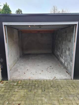 In het centrum gelegen en afsluitbare garagebox (nr. 1), eerste van links), bereikbaar via doorrij naar de achterzijde van gebouw.<br />Vrij per 1/11/2026
