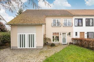 Half-open bebouwing met enorm potentieel, in gegeerde wijk van Brasschaat!Op zoek naar een ruime gezinswoning met potentieel?Dan is deze half-open...