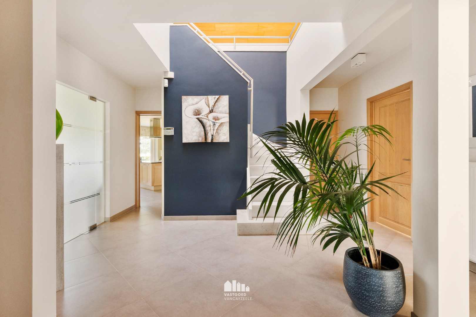 Goed onderhouden villa met grote tuin en twee garages op centrale ligging. - foto 5