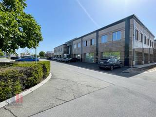 Cet espace multifonctionnel offre de nombreuses possibilités, qu'il s'agisse d'un espace de stockage, d'un showroom ou d'un espace de bureau. Avec...