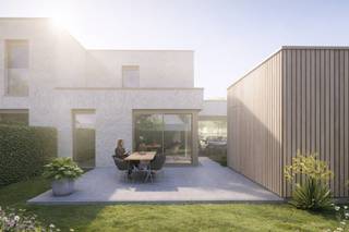 <strong>Welkom op NIEUWBOUWZONDAG op 26 april van 14 uur tot 16 uur!</strong><br /><br />Dit nieuwe woonproject met<strong> 13 gezinswoningen</strong> bevindt zich op een fijne en rustige ligging in de <strong>Heggenstraat in Peer</strong>, vlakbij het centrum. Alle voorzieningen zoals scholen, winkels, horeca, sport en cultuur zijn eenvoudig te voet of met de fiets bereikbaar. Het project wordt omringd door een groene en aangename omgeving die een natuurlijke buffer vormt tussen wonen en het stadsleven. De doordachte inplanting creëert een autoluwe woonomgeving, waar veiligheid, leefbaarheid en rust centraal staan.<br /><br /><strong><span>Woning 07 met 4 slaapkamers:</span></strong><br />-Oppervlakte woning 152,72 m²<br />-Leefruimte met veel lichtinval en open keuken<br />-Berging aan de keuken <br />-Apart toilet gelijkvloers<br />-1 gelijkvloerse slaapkamer (of bureau) <br />-3 slaapkamers en 1 badkamer met toilet op verdieping<br />-Vloerverwarming en zonnepanelen<br />-Gezellige tuin met ruim terras<br />-Grote tuinberging<br /><br />Elke woning beschikt over een functionele indeling, grote raampartijen, optimale lichtinval en een hoogwaardige afwerking. Duurzame materialen en energiezuinige technieken zorgen voor een zeer lage energiekost en een woning die klaar is voor de toekomst. <span>Alle woningen worden volledig afgewerkt naar eigen smaak volgens lastenboek en dit met de professionele hulp van de kopersbegeleiding.<br /></span><br />Contacteer ons voor meer informatie of een afspraak op 011 39 90 50 . Wij ontzorgen je ook voor de verkoop van je huidige woning!<br /><br /><em>Getoonde renders en plannen zijn indicatief.</em>