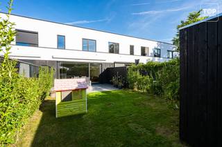 In een rustige en autoluwe straat, vlak bij de Bourgoyen, bevindt zich deze energiezuinige BEN-woning uit 2019. <br /><br />De kindvriendelijke omgeving, winkels en scholen op fietsafstand en de vlotte bereikbaarheid richting Gent maken dit een aangename en praktische woonlocatie.<br /><br />De woning beschikt over een ruime en lichtrijke leefruimte met aansluitend een volledig ingerichte open keuken. Van hieruit heb je rechtstreeks toegang tot de zonnige tuin.<br /><br />Op de verdieping bevinden zich drie slaapkamers en een badkamer met zowel ligbad als douche.<br /><br />Met een gunstig EPC-label A, warmtepomp, zonnepanelen en een regenwaterput van 5.000 liter is de woning bijzonder energiezuinig en klaar voor de toekomst.<br /><br />De eigen oprit biedt parkeergelegenheid aan de woning. Achteraan is er bovendien een praktisch poortje, ideaal om fietsen en vuilnisbakken eenvoudig van en naar de tuin te brengen.<br /><br />Een recente en energiezuinige woning op een rustige, kindvriendelijke locatie vlak bij de Bourgoyen, met alle voorzieningen binnen handbereik.<br /><br />Bel Top Vastgoed op 0475 700 700 en plan je bezoek.