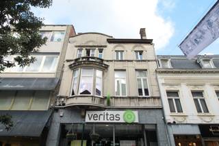 Op zoek naar een karaktervol, ruim en centraal gelegen appartement?Dit lichtrijke duplex appartement, gelegen in het centrum van Roeselare, biedt...