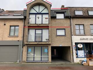 Instapklaar appartement gelegen dicht bij centrum Harelbeke met als indeling : inkomhal die tevens dient als nachthal, er is een aparte badkamer...