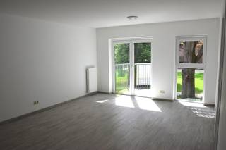 Dit appartement is rustig gelegen en kijkt op een groen plein.<br /><br />Via de lift komen we op de eerste verdieping en betreden we het appartement via de inkomhal die uitgeeft op zowel de woonkamer als de berging en een gastentoilet.<br />De woonkamer met open keuken kijkt uit op het terras waar je kan genieten van het zicht op het groene pleintje.<br />De keuken is uitgerust met een keramische kookplaat, een koelkast, een vaatwasser en een microgolfoven.<br /><br />Verder hebben we een ruime slaapkamer met aansluitend een leuke badkamer. De badkamer is uitgerust met een douche, een lavabo met spiegel en een sierradiator.<br /><br />In de huurprijs is ook een ondergrondse staanplaats en een extra berging begrepen.<br /><br />De gemeenschappelijke kosten bedragen 60 euro per maand en voor de verwarming betaal je een voorschot van 40 euro per maand. Dit is inbegrepen in de totale huurprijs van 800 euro.<br /><br />Hiervan ontvang je jaarlijks een afrekening op basis van uw werkelijk verbruik.<br /><br />Onmiddellijk beschikbaar <br /><br />De troeven:<br /><br />- Energiezuinig<br />- Terras<br />- Centrum Geel<br />- Rustige ligging<br />- Ondergrondse autostaanplaats<br />- Verlichting geïnstalleerd<br /><br />Heb je interesse? Vraag uw bezoek aan via onze website https://www.immovl.be/te-huur/list en druk op de knop 'IK WENS EEN BEZOEK'.