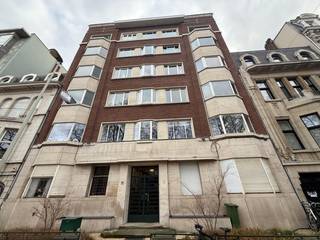 Ruim appartement op centrale ligging op wandelafstand van winkels, openbaar vervoer, ... Gunstige ligging voor de grote verbindingswegen.Indeling van...