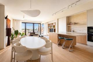 Gelegen op het bruisende Antwerpen Zuid, tussen het vernieuwde Zuidpark, de Scheldekaaien en de talrijke restaurants, galerijen en boetieks, geniet u hier van een unieke combinatie van stadsdynamiek en wooncomfort. Dankzij de uitstekende bereikbaarheid, gezellige pleinen en culturele hotspots behoort deze buurt tot de meest gegeerde woonlocaties van Antwerpen.<br /><br />Deze exclusieve duplex penthouse van ca. 199 m², aangevuld met 39 m² terrassen, biedt dankzij grote raampartijen, hoogwaardige materialen en een doordachte indeling een uitzonderlijk gevoel van ruimte en licht.<br /><br />De 7de verdieping omvat een inkomhal, een stijlvolle leefruimte met open, volledig uitgeruste keuken, een praktische wasplaats, gastentoilet, badkamer, twee ruime slaapkamers en een balkon aan de achterzijde.<br />De 8ste verdieping, voorzien van airco, vormt een echte privésuite met een tweede leefruimte, dressing, apart toilet en een royale slaapkamer met ensuite badkamer. De terrassen aan zowel de voor- als achterzijde bieden op elk moment van de dag een aangename buitenruimte met indrukwekkende vergezichten over de stad.<br /><br />Een autostaanplaats in de ondergrondse garage is als optie bij te huren aan 160 Euro per maand.<br />Een unieke woonkans voor wie op zoek is naar luxe, ruimte én een topligging.<br /><br />Gemeenschappelijke lasten: 120 Euro per maand.<br />Provisie voor gas: 70 Euro per maand.<br />De nutsvoorzieningen elektriciteit en water zijn privé op te nemen door de huurder.<br /><br />Onmiddellijk beschikbaar.