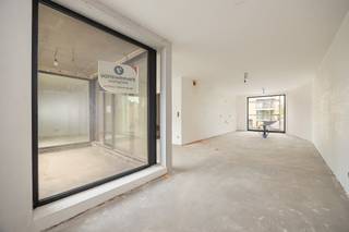 <p>Residentie Souvereyn bestaat uit 27 appartementen met 1, 2 of 3 slaapkamers en oppervlaktes tussen 64 en 136 m². Met een ruim terras of privétuin, verfijnde architectuur, ondergrondse staanplaatsen en duurzame energiebronnen zet het project energiezuinigheid, kwaliteit en wooncomfort voorop. <br /><br />Appartement A1.1 bevindt zich op de eerste verdieping en heeft een oppervlakte van 136m². Het beschikt over een open ingerichte keuken, 3 slaapkamers en een terras van 9m².</p>