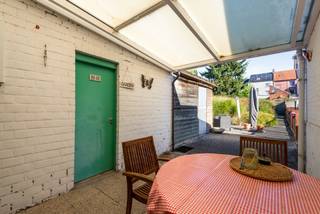 <p>Deze charmante gesloten woning, op een perceel van 235m2 in de Sint Kathelijnestraat te Boom, bevindt zich in een zeer <strong><em>kindvriendelijke en aangename woonomgeving</em></strong>!  Tegenover de deur ligt een speelplein dat direct toegang geeft tot het Provinciaal recreatiedomein De Schorre.  Gelegen in een rustige omgeving in een enkelrichtingsstraat, biedt dit pand de ideale balans tussen rust en bereikbaarheid met nabijgelegen voorzieningen zoals winkels, scholen en het openbaar vervoer.  Er is voldoende parkeergelegenheid in de straat.  Achteraan het perceel ligt een servitudeweg. <br /><br />Gebouwd in 1926 en gerenoveerd in 1985, combineert deze woning karakter met moderne levensgemak. Het <em><strong>EPC</strong></em> heeft een goede score <em><strong>(Label C</strong></em>).  Het dak werd geïsoleerd, de badkamer recent vernieuwd en er is een nieuwe CV condensatieketel van 2025.   De indeling omvat op het <em>GELIJKVLOERS</em> een inkomhall, een woonkamer, een open ingerichte keuken, een nieuwe badkamer en een berging.  Op het <em>1e VERDIEP</em> zijn een hall en 2 slaapkamers, op het <em>2e VERDIEP</em> nog een zolderkamer.  Verder is er een KELDER aanwezig.  De tuin is oost-gericht en aangelegd met een tuinberging, een deels overdekt ruim terras en beplantingen.<br /> </p>

<p>Het huis is <strong>goed onderhouden</strong> en biedt tal van mogelijkheden om het naar uw eigen smaak en wensen aan te passen. Ontdek de mogelijkheden die deze woning te bieden heeft en neem vandaag nog contact met ons op voor een bezichtiging ter plaatse op ons nummer 03 459 99 99 of via info@leximmo.be!</p>