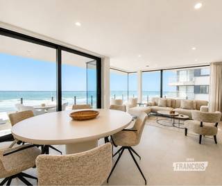 Op zoek naar een luxueus en instapklaar appartement met panoramisch zeezicht in het hart van Blankenberge?<br /><br />Dan is dit stijlvolle, gemeubelde tweeslaapkamerappartement op de vierde verdieping een unieke opportuniteit.<br /><br />Dankzij de uitzonderlijke ligging geniet u hier van een adembenemend uitzicht over zee en strand, terwijl winkels, het Leopoldpark, de jachthaven en openbaar vervoer zich op wandelafstand bevinden.<br /><br />Via de inkomhal komt u terecht in de lichtrijke woonkamer, waar grote raampartijen uitgeven op het terras met een prachtig panoramisch zeezicht. Aansluitend bevindt zich de volledig uitgeruste keuken, voorzien van een kookplaat met dampkap, spoelbak, koelkast met vriesvak, oven en vaatwasser. Vanuit de nachthal bereikt u een praktische berging, uitgerust met een wasmachine, droogkast en strijkplank.<br /><br />Het appartement beschikt over twee volwaardige slaapkamers, beide met ingebouwde kasten. De badkamer is modern ingericht en voorzien van een inloopdouche, dubbele lavabo en toilet. Daarnaast is er ook nog een apart gastentoilet aanwezig.<br /><br />Het appartement is volledig gemeubeld en uitgerust met alle nodige huisraad, waardoor het onmiddellijk instapklaar is. In het gebouw vindt u bovendien een vuilnisberging en een gemeenschappelijke fietsenberging. Er worden tevens twee fietsen ter beschikking gesteld van de huurder.<br /><br />Er bestaat bovendien de mogelijkheid om een gesloten garagebox te huren in de Van Maerlantstraat aan €150 per maand.<br /><br />Een uitzonderlijke opportuniteit aan de kust, waar luxe, licht en een topligging perfect samenkomen.<br /><br />Het appartement wordt uitsluitend verhuurd als tweede verblijf. In samenspraak met de eigenaar is het mogelijk dat deze het appartement gedurende enkele beperkte periodes zelf gebruikt, waarvoor een proportionele huurvermindering wordt voorzien.<br /><br />De huurperiode bedraagt minimaal één jaar en is verlengbaar in onderling overleg.<br /><br />EPB in aanvraag.<br /><br />Aarzel niet en plan vandaag nog uw bezoek!<br /><br />Onmiddellijk beschikbaar<br /><br />Provisie algemene kosten: €50/maand.<br /><br />