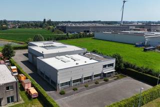 Strategisch gelegen bedrijfsgebouw op het bedrijventerrein Hoogveld in Dendermonde, met een vlotte verbinding naar de E17 via de N41 en een goede bereikbaarheid richting Brussel via Asse.<br /><br />Het magazijn heeft een <u><strong>oppervlakte van 1.100 m² </strong></u>en is opgebouwd in een betonstructuur met een <u><strong>vrije hoogte van 6 meter</strong></u>. Het magazijngedeelte beschikt over twee sectionale poorten, een centrale lichtstraat en een volledig overspannen constructie. Dit zorgt voor een optimale indeling en een aangename natuurlijke lichtinval. Vrachtwagens kunnen het gebouw langs beide zijden bereiken, al is momenteel slechts één zijde in gebruik.<br /><br />Het perceel heeft een <u><strong>totale oppervlakte van 3.819 m²</strong></u> en biedt <u><strong>25 parkeerplaatsen</strong></u> aan de voorzijde. Daarnaast beschikt de site over een luifel en ruime verharde buitenruimte, zowel voor- als achteraan het gebouw.<br />De kantoorruimte omvat in totaal 900 m² en bestaat uit onder andere meerdere vergaderzalen, individuele kantoren, sanitaire voorzieningen, archiefruimtes, een dispatchruimte, keukens en een showroom.<br />Daarnaast is er nog <strong>250 m² extra ruimte aanwezig</strong>, momenteel ingericht als archief- en stockageruimte. Deze oppervlakte kan, mits beperkte aanpassingen, worden geïntegreerd in het magazijngedeelte.<br /><br />Deze ruimtes zijn afgewerkt met een verlaagd plafond, dubbele beglazing, inbouw- en opbouwverlichting en vloerafwerking in parket of tegels. Verder is ze uitgerust met verwarming op aardgas via radiatoren, sanitaire voorzieningen voor dames en heren op elke verdieping, volledig ingerichte keukens, branddetectie, een alarmsysteem en toegangscontrole.<br /><br />Beschikbaar bij het verlijden van de authentieke akte.<br /><br />Voor meer informatie, contacteer Apers Taghnee via taghnee@kmovastgoed.be of via +32 475 42 89 58.