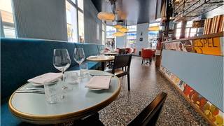 <strong>Uitzonderlijke OPBRENGSTEIGENDOM</strong> te koop in <strong>Oostende</strong>! <br />Dit multifunctionele hoekpand aan de Madridstraat 9 en de Kleine Weststraat omvat een restaurant, woongelegenheid ( appartement ) en een B&amp;B met 4 kamers en heeft een uitstekende ligging in een commerciële omgeving nabij de Van Iseghemlaan, de belangrijkste winkelstraten Kapellestraat en Adolf Buylstraat, het iconische Casino Kursaal, de Albert I Promenade op de Zeedijk en het Wapenplein in het centrum van Oostende. Het unieke pand heeft ook een optimale bereikbaarheid op slechts 1 km van het station van Oostende, een belangrijke hub met internationale verbindingen, op 2,5 km van de E40 en nabij haltes van de Kusttram en lokale bussen (o.a. Marie-Joséplein). <br /><strong>Troeven:</strong><br />+ Instapklaar!<br />+ Kwaltatieve afwerking en inrichting!<br />+ Inrichting restaurant en kamers inbegrepen! <br />+ A-locatie in Oostende<br />+ Residentieel Energielabel C!<br />+ Niet residentieel Energielabel C!<br />+ Uitstekende mobiscore  9,1 op 10!<br />Wacht niet langer en neem nu contact op, panden van dit kaliber op deze locatie komen zelden op de markt!<br /><br />Omvat op het gelijkvloers een volledig <strong>ingericht restaurant </strong>( Belle de Jour ) met gelagzaal, ingerichte professionele keuken, sas, afwasruimte en een toog met toegang naar de kelderverdieping. <br />Op de eerste verdieping vinden we ruime en lichtrijke <strong>woongelegenheid </strong>( 207m²). <br />Verder zijn er nog <strong>vier, artistiek ingerichte, gastenkamers </strong>die een unieke vintage sfeer combineren met het comfort van een ensuite badkamer en een knusse zithoek.<br />De B&amp;B Belle de Nuit is een officieel erkende 3-sterren B&amp;B.  <br />Vg,Wg,Gmo,Gvkr,Gvv<br />P-score=D G-score=D<br />Aankoopprijs te vermeerderen met BTW op inrichting<br />#vastgoedinvestering #oostende <br /><br />Bruikbare vloeroppervlakte  421m² + 207m² =<strong> 628 m²</strong><br />Totale oppervlakte  136 m²