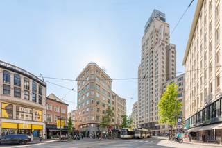 <p><strong>Luxueus gerenoveerd appartement in befaamde Meirbuilding</strong></p>
<p>Op de vierde verdieping van de Meir Building, een iconisch hoekgebouw uit 1936 van architect Joseph Baeyens, bevindt zich dit volledig gerenoveerde appartement, een uitzonderlijke woonkans in het hart van Antwerpen. Het appartement onderging een grondige renovatie met gebruik van hoogwaardige en duurzame materialen, waarbij elk detail zorgvuldig werd afgewerkt. Het resultaat is een futureproof woning die comfort en verfijning naadloos combineert en voldoet aan de strengste moderne normen.</p>
<p>Het gebouw, een prachtig voorbeeld van Art Deco-architectuur, ligt op de hoek van de Meirbrug en de Wiegstraat, op steenworp afstand van de Meir, de Groenplaats en de Wilde Zee. Een absolute toplocatie in de Antwerpse binnenstad.</p>
<p>Binnenin valt meteen de open en lichte indeling op, die zorgt voor een uitzonderlijk ruimtelijk gevoel en een panoramisch uitzicht vanuit elke hoek van het appartement. De moderne leefkeuken is volledig uitgerust en voorzien van maatkasten, een centraal kookeiland met praktische ontbijthoek en alle comfort die een hedendaagse keuken biedt. De keuken loopt vloeiend over in de woon- en eetruimte, die samen een elegante en lichte leefomgeving vormen met adembenemend uitzicht over de stad.</p>
<p>Een praktische bureauruimte, die ook afgesloten kan worden, biedt de ideale plek voor thuiswerk of kan dienen als extra logeerkamer. Aan de achterzijde bevindt zich de ruime mastersuite met ingemaakte kasten en een stijlvolle badkamer met inloopdouche.</p>
<p>Tot de extra troeven behoren een EPC B, doorgedreven isolatie, een grote aparte berging op de eerste verdieping, domotica waaronder elektrische gordijnen, de mogelijkheid tot overname van meubels en natuurlijk de unieke ligging midden in het bruisende stadscentrum. Dit appartement combineert historische allure en moderne luxe tot een uitzonderlijke woonervaring in Antwerpen.</p>
<p>Bent u ook helemaal verkocht aan dit appartement?<br />Contacteer LISTED: +32 3 283 51 51.</p>