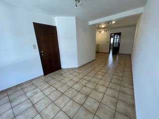 <p><span>Ruim, heel net triplex appartement op de derde verdieping (in gebouw met lift) in hartje stad tussen de Grote Markt en het station in, in een kleinschalig gebouw. Het heeft op de benedenverdieping een ruime living, nieuwe keuken met afwasmachine en aansluitend een klein zuidwest gericht terras. Tevens is er een toilet op deze verdieping. Op de eerste verdieping zijn er 2 slaapkamers, badkamer met bad en douche, wasberging en een apart toilet. Onder het dak is er nog een derde, erg ruime slaapkamer/hobbykamer. Parkings kunnen gehuurd worden in de nabije omgeving. Ook interessant voor investeerders.</span></p>