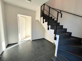 Cet appartement prêt à emménager offre un cadre de vie agréable avec un aménagement pratique, 3 chambres, de nombreuses caractéristiques intéressantes. De plus, l'appartement dispose d'une petite pelouse, idéale pour profiter du plein air ou décorer.<br /><br />Grâce aux panneaux solaires destinés à la consommation privée, une attention particulière est également portée à un mode de vie économe en énergie. La place de parking privée, quant à elle, offre un confort supplémentaire.<br /><br />Étage +0 : <br />- Hall d'entrée<br />- Espace de vie lumineux<br />- Cuisine entièrement équipée<br />- 3 chambres<br />- Salle de bain avec douche<br />- Toilettes séparées<br />- Petite pelouse<br />- Place de parking privée<br /><br />Avantages :<br />- 3 chambres<br />- Petite pelouse<br />- Panneaux solaires pour la consommation privée<br />- Place de parking privée<br />- Disposition pratique<br />- Les écoles primaires de la région<br />- Accès facile aux transports en commun<br />- Commerces et commodités quotidiennes à proximité<br /><br />Si vous souhaitez louer un appartement à Alken, vous trouverez ici une maison confortable avec suffisamment d'espace pour toute la famille. Les trois chambres offrent différentes options, par exemple comme chambres d'enfants, bureaux, vestiaires ou salles de loisirs.<br /><br />Un avantage supplémentaire est la petite pelouse. Cet espace extérieur offre la possibilité de profiter du plein air de manière agréable et peut être décoré selon vos goûts.<br /><br />Alken constitue également une base intéressante en matière d'accessibilité. Depuis Alken, Hasselt et Saint-Trond sont facilement accessibles. La région possède des écoles primaires, des magasins et diverses installations pour les besoins quotidiens. Les transports en commun sont également facilement accessibles.<br /><br />Pour ceux qui recherchent des propriétés à louer à Alken, cet appartement offre une belle combinaison d'espace, de confort et d'espace extérieur. Les panneaux solaires destinés à la consommation privée, la place de parking privée et la petite pelouse constituent également de grands avantages supplémentaires.<br /><br />Grâce à ses trois chambres et à son aménagement pratique, cet appartement à louer à Alken convient à diverses situations familiales. La combinaison d'un espace de vie lumineux, d'un espace extérieur, d'un parking privé et de panneaux solaires en fait une maison locative intéressante.<br /><br />Vous recherchez un bien immobilier à louer à Alken et vous souhaitez un appartement de 3 chambres avec un petit espace extérieur ? Alors cette propriété vaut vraiment la peine d'être explorée.<br /><br />Le moyen le plus rapide pour visiter cet appartement ? Demandez votre visite via le bouton rouge de notre site Web (www.dewaele.com). Les rendez-vous ne peuvent pas être pris par téléphone.<br /><br />Si vous avez d'autres questions, vous pouvez nous contacter par téléphone au 011 30 50 50.<br /><br />