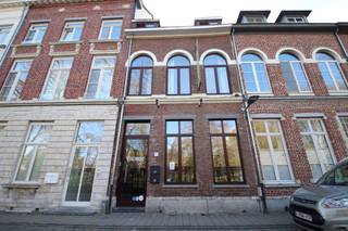 Dit karaktervol handelspand geniet van een heel knappe ligging: vlak over het stadspark, met een gegarandeerde passage van studenten!De ruime woning...