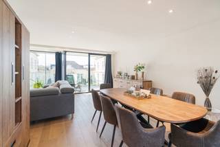 In De Smet de Naeyerlaan in Blankenberge vind je deze ruime en recente omgekeerde duplex (bouwjaar 2022) met een bewoonbare oppervlakte van maar liefst 114 m². Dankzij de doorzonindeling geniet je hier de hele dag van natuurlijk licht en een open zicht aan zowel de voor- als achterzijde.

De leefruimte bevindt zich op de bovenste verdieping en voelt bijzonder ruim en aangenaam aan. Grote raampartijen zorgen voor een lichtrijke sfeer en geven toegang tot twee terrassen waar je maximaal van de buitenlucht kan genieten. De open keuken is volledig uitgerust en vormt samen met de leefruimte het hart van het appartement. Aansluitend is er nog een berging met een apart gastentoilet.

Op het gelijkvloerse niveau bevinden zich de slaapkamers en de badkamer. Van hieruit heb je rechtstreekse toegang tot de tuin, wat dit appartement extra comfortabel en uniek maakt. De tuin beschikt bovendien over een praktische opbergruimte.

Verder is het appartement voorzien van vloerverwarming, rolluiken, voldoende bergruimte en alle hedendaags comfort. De ligging is een absolute troef: vlakbij het centrum van Blankenberge, winkels, openbaar vervoer en alle voorzieningen, maar toch met een open en rustig gevoel.

Het gebouw beschikt bovendien over een gemeenschappelijke fietsenberging en een afvallokaal. Kortom, aan alles werd hier gedacht.

👉 Plan nu je bezoek via jens@keyimmo.be of 0496 41 55 77 en ontdek dit fantastische duplexappartement in Blankenberge.