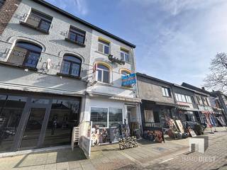 Handelspand met achterliggend terras en bovenliggend appartement heeft volgende troeven: Handelspand/café:+ Terras vooraan en achteraan;+ één grote...