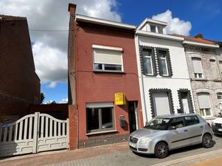 Instapklare woning, op een zeer goede ligging nabij centrum en belangrijkste invalswegen. Ruime living, nieuw geplaatste keuken, badkamer met...