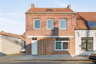 Deze vernieuwde woning bestaande uit: inkomhal met toilet, woonkamer - salon met aansluitende keuken (toestellen smeg) en toegang naar de tuin.Op de...
