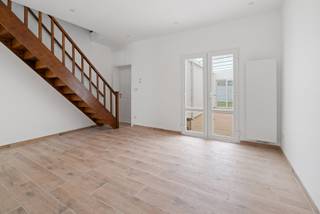 <strong>Gerenoveerde woning met 3 slaapkamers, bureau en 2 badkamers - centrale ligging!</strong><br /><br />Ontdek deze recent gerenoveerde woning met drie ruime slaapkamers, een praktisch bureau ideaal voor thuiswerk en twee badkamers.<br />De leefruimte geniet van veel lichtinval en sluit mooi aan op de keukenruimte. De keuken moet nog geplaatst worden, wat u de unieke kans geeft om deze volledig naar uw eigen smaak en stijl in te richten. <br /><br />Troeven van deze woning:<br />- Gerenoveerd<br />- 3 slaapkamers<br />- Bureau of 4de slaapkamer<br />- Keuken nog te plaatsen naar eigen voorkeur<br />- Centrale ligging<br /><br />Mids deze kans niet en plan vandaag nog een bezoek!