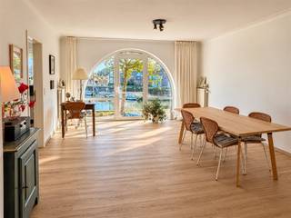 Ruim energiezuinig(label A) twee-slaapkamer appartement met gunstige ligging nabij het centrum &amp; zicht op Keerdok te Mechelen.Dit prachtig appartement is de ideale keuze voor wie op zoek is naar een combinatie van comfort en een gunstige locatie.Dit pand omvat onder meer twee ruime slaapkamers, een ruime badkamer met inloopdouche en dubbele wastafel, een aangenaam terras, alsook een garage &amp; kelderberging, allen zijn inbegrepen. De grote woonkamer biedt een prachtig uitzicht op de rustige waterkant, waardoor je elke dag kunt genieten van een serene atmosfeer, en dit alles op wandelafstand van het centrum van Mechelen. Daarnaast beschikt het appartement over een mooi terras waar je gezellig buiten kunt zitten en kunt genieten van de omgeving.Dankzij de centrale ligging in Mechelen zijn alle voorzieningen zoals winkels, scholen, en openbaar vervoer gemakkelijk bereikbaar. Ontdek dit charmante appartement, ideaal gelegen langs het water in Mechelen.