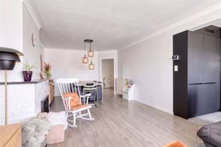 <p>Appartement élégant et prêt à emménager, comprenant deux chambres, situé en plein cœur de Deurne !</p><p>Agencement : <br />On accède à l'appartement par le hall d'entrée, qui donne accès aux différentes pièces. Le salon lumineux s'ouvre directement sur la cuisine moderne entièrement équipée, dotée d'un four, d'un four combiné, d'un réfrigérateur, d'une plaque à induction et d'un lave-vaisselle. L'appartement dispose également d'une salle de bains élégante, de toilettes séparées pour les invités et d'un débarras spacieux et pratique. À l'arrière de l'appartement se trouvent deux chambres confortables, dont la plus grande donne accès à une terrasse. Enfin, l'appartement dispose de pas moins de deux caves privées.</p><p>En plus : <br />- CPE 114 kWh/m² par an (Note B -> AUCUNE obligation de rénovation !)<br />- Installation électrique conforme<br />- Sans amiante<br />- Volets roulants à énergie solaire<br />- Ascenseur présent dans l’immeuble<br />- Évaluation de la gestion de l’eau : note C pour la parcelle, note A pour le bâtiment. <br />- Quartier résidentiel, informations urbanistiques complémentaires sur demande<br />- Registre des mesures sur demande</p><p>À proximité d'une école, de commerces, de l'autoroute, des transports en commun, etc. Pour plus d'informations, rendez-vous sur www.coenenvastgoed.be ou appelez le 03/375.82.92.</p>