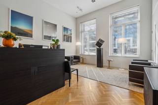 Ontdek deze uitzonderlijke kantoren in een elegante herenwoning aan de Avenue Louise 290, een van de meest gewilde adressen in Brussel. Met een...