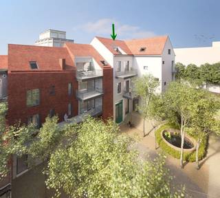 * Leuven-centrum: ligging in nieuwe exclusieve <u>HERTOGENSITE</u><br />* ingang via rustig <u><strong>privé-binnenpleintje</strong></u><br />* ligging <u><strong>naast de Dijle</strong></u>: de huidige overkapping wordt begin 2027 opengelegd<br /><br />* aankoop aan slechts <strong><u>2 % registratierechten ( 0 % BTW ! )</u></strong> mogelijk <br /><br />--------------------------------------------------------------------------------------------------<br />* prachtig <u><strong>PENTHOUSE</strong></u> (dakappartement) met "<strong>een ziel</strong>" <br /><br />* in <strong>voormalige historische brouwerij</strong> (herenhuis) <strong>"De Blauwen Oijvaert"</strong><br />* bouwjaar 1853 in neoclassistische stijl<br />* <u><strong>complete renovatie in 2019-2020</strong></u><br /><br />* moderne afwerking<br />*met <u>respect voor oorspronkelijke architectuur</u> en de historische waarde<br />(originele balkenstructuur met het rad van de vroegere mouterij)<br /><br />--------------------------------------------------------------------------------------------------<br />* ligging op hoogste (3e) verdieping - lift aanwezig<br />* totaal +/- <u><strong>70 m2 woonruimte</strong></u> (76,71 m2 volgens kadaster)<br />* moderne afwerking, met de charme van het authentieke gebouw<br />-------------------------------------------------------------------------------------------------<br />* prachtige <u><strong>LIVING <strong> </strong>met super ingerichte open KEUKEN</strong></u><br />* zicht op het <u>originele molenrad</u> van de historische brouwerij<br />* open haard (gas)<br />* parketvloer<br />* zeer aangenaam ruimte-gevoel <br /><br />* 1 SLAAPKAMER met kleine dressing<br />* BUREAU-hoek<br />* BADKAMER (douche, lavabo)<br />* dressing<br />* afzonderlijk toilet<br /><br />* <u>mooi en ruim <strong>TERRAS</strong></u>:<br /> -- op zuiden<br /> -- <strong><u>100 % privacy</u></strong> (geen inkijk dankzij ommuring)<br /><br />-----------------------------------------------------------------------------------------------------<br /><u>DIVERSEN </u><br />* werkblad in keuken en kookeiland in exclusief groene email<br />* diverse onopvallende bergruimtes<br /><br />* privé-kelder<br />* fietsenstalling<br /><br />* autogarage in de nabije omgeving (overname huurcontract mogelijk)<br /><br />------------------------------------------------------------------------------------------------------<br /><u>enkele <strong>PLUSPUNTEN</strong></u> <br />* topklasse moderne afwerking met behoud van de authenticiteit van het historisch gebouw<br />* zeer goede EPC score<br />* zeer aangename en lichtrijke ruimtes<br />* mooi terras met alle privacy<br />* ligging in nieuwe exclusieve Hertogensite<br />--------------------------------------------------------------------------------------------------------<br /><br /><br /><br />