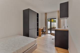 <span><strong>***TWEEDE SEMESTER TE HUUR***</strong></span>
<p>Deze residentie is gelegen aan de Leuvense stadsrand, namelijk op de <strong>Geldenaaksebaan</strong>! Deze locatie biedt zowel voor studerende jongeren in Leuven, Heverlee én Brussel een goede uitvalsbasis. <br /><br />Niet alleen de rustige omgeving is een troef maar ook de faciliteiten in de nabijheid zijn mooi meegenomen. Zo kan je er het openbaar vervoer vinden op enkele meters van het gebouw. Supermarkten, printshops, apotheek… op wandel/ fietsafstand. Het verlengde van de straat geeft uit op Sportoase waar je als student kan deelnemen aan groepslessen of gewoonweg kan ontspannen. <strong>Abdij Van Park</strong> is een Norbertijenabdij gelegen aan Leuvense bossen en is de ideale uitvalsbasis voor studenten die naast het studeren wensen te ontspannen. Je geniet er als het ware van de natuur en dit op een boogscheut van Leuven. Men kan hier echt wel spreken van een verborgen parel.<br /><span><br />De kamer is gelegen op de gelijkvloerse verdieping, aan de achterzijde van het gebouw en beschikt over een <strong>privatieve badkamer en terras</strong>. Bovendien wordt de kamer volledig <strong>bemeubeld</strong> verhuurd. Bijkomend is er een <strong>inpandige </strong><strong>fietsenstalling</strong> en een <strong>gemeenschappelijke keuken met terras en tuin </strong>aanwezig zodat bewoners samen kunnen kokerellen!</span></p>
<span><strong>Interesse in een bezoek ter plaatse? Contacteer ons vandaag nog: verhuur@connect-immo.be of 016 229 228</strong></span><br /><br />Huurprijs: €790 + €90 (provisie voor verwarming, water, elektriciteit, internet en gemene delen) <br />Onmiddellijk beschikbaar! <br /><span>EPC: 94 kWh/(m2jaar) - 3150724</span>