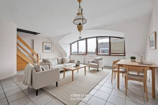 <p><span>Ligging<br /></span><span>In het centrum van Ertvelde, met uniek uitzicht op de Lindenlaan en achterliggend groen.<br />Winkels, scholen, sportinfrastrctuur en R4 zijn uiterst makkelijk bereikbaar.<br />Een topplek om te wonen.<br /><br /></span><span>XL appartement met 3 slaapkamers, terras en garage<br /></span><span>Welkom in dit ruim en centraal gelegen duplexappartement.<br />De lift of trap brengt je naar de tweede verdieping met een grote leefruimte en open keuken.<br />Het uitzicht op de mooie Lindenlaan is uniek.<br />Verder op deze verdieping een grote bergruimte, eerste slaapkamer, badkamer en terras.<br />Op de derde verdieping vind je de tweede en derde slaapkamer, de technische ruimte en terras.<br />Een grote troef is de private garage en een gemeenschappelijke fietsenberging.<br /><br /></span><span>Extra<br /></span><span>/ warmtepomp lucht / lucht (airco)<br />/ traplift<br />/ elektrische zonnescreen<br /><br /></span><span>Troeven<br /></span><span>/ centrale ligging met alle voorzieningen op wandelafstand<br />/ ruim wonen met 3 slaapkamers<br />/ lift<br />/ private garage inbegrepen in de prijs<br /><br /><br /></span></p>