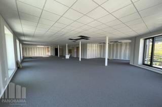 Kwalitatief en lichtrijk <strong>kantoor</strong> van 519 m² met 147 m² <strong>opslagruimte</strong> te huur op een uitstekende locatie nabij de R0 in Wemmel. Deze instapklare kantoorruimte bestaat uit 187 m² op het gelijkvloers en 332 m² op de eerste verdieping, en werd recent gerenoveerd met oog voor comfort en duurzaamheid. Dankzij de nabijheid van de R0 en de E40 is het kantoor vlot bereikbaar, wat het ideaal maakt voor bedrijven die belang hechten aan bereikbaarheid voor zowel medewerkers als klanten.<br /><br />Het gebouw waarvan dit kantoor deel uitmaakt biedt in totaal 1.600 m² aan kantoorruimte en 900 m² magazijnruimte, met maar liefst<strong> 36 parkeerplaatsen </strong>en 16 laadpunten voor elektrische voertuigen. Duurzaamheid staat centraal in dit project: er worden geen fossiele brandstoffen gebruikt, het gebouw is uitgerust met slimme LED-verlichting, een warmtepomp/VRF-systeem en een ventilatiesysteem met warmteterugwinning. Bovendien zorgen thermische isolatie en zonwerende beglazing voor een aangenaam binnenklimaat, terwijl meer dan 350 zonnepanelen op het dak bijdragen aan een aanzienlijke energiebesparing.<br /><br />Het resultaat is een primaire energiebesparing van 65% en een CO₂-reductie van 80%, wat dit gebouw niet alleen toekomstgericht, maar ook aantrekkelijk maakt voor bedrijven met een duurzaamheidsvisie. Met een BREEAM-score van 60% voldoet het gebouw aan de criteria voor een “Good” certificaat. Dit gerenoveerde kantoor biedt een groene, aangename en inspirerende werkomgeving waar medewerkers zich elke dag thuis voelen.<br /><br />Voor bijkomende inlichtingen, plannen of een plaatsbezoek kan u contact opnemen met<strong> PANORAMA B2B</strong> op het nummer <strong>0477 09 00 09</strong>.