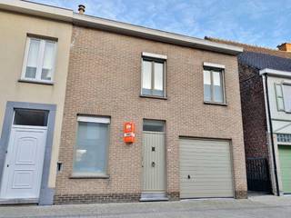 Deze woning omvat een gelijkvloerse verdieping met inkom, ruime leefruimte met open keuken, slaapkamer, apart toilet, badkamer met ligbad, douche...