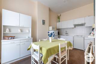 Cet appartement bénéficie d’un emplacement exceptionnel, à quelques pas de la Grand-Place, de la plage et du port de plaisance.Dès l’entrée, vous...